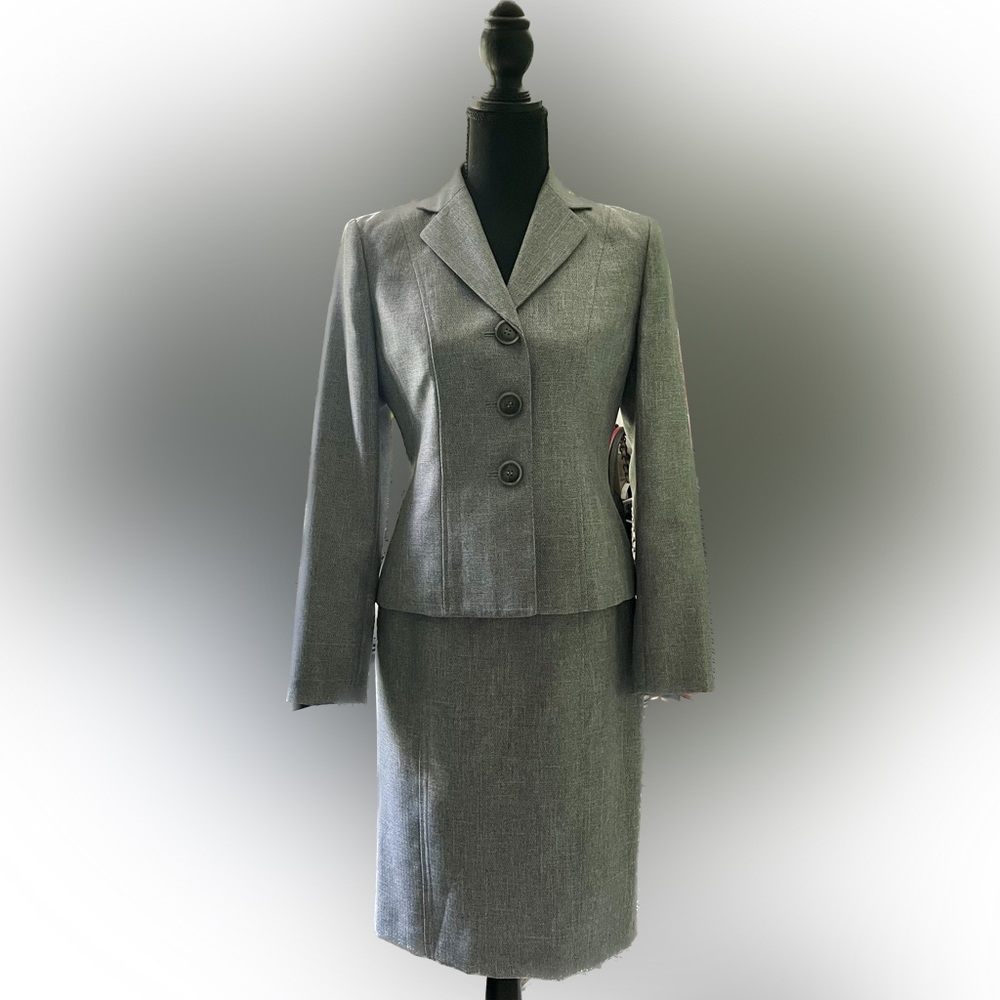 Evan Picone Skirt Suit, Textured Grey, 2P, additional black lined skirt - NEW